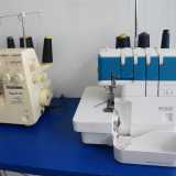 ...mentre sulla destra altre macchine presentano rocchetti di diversi colori. �Queste servono per rifinire i capi - ci spiega -. A differenza delle prime prevedono una maggiore manualit� e le faccio utilizzare alle allieve solo quando hanno acquisito una certa confidenza�